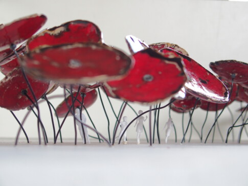 Ces formes suspendues semblent flotter dans l’air. Leur orientation aléatoire ainsi que leur taille leur donne paradoxalement une légèreté telles des fleurs, les formes circulaires évoquent une certaine fluidité.