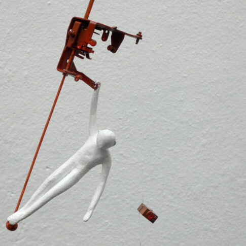 Accroché, 26 x 15 x 12 cm, papier, métal, 2024, 