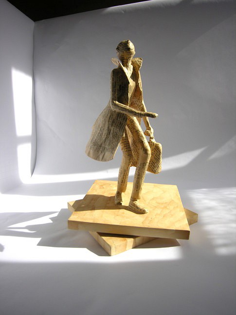 Le voyageur - sculpture, hauteur 40 cm, papier, métal  - vendu