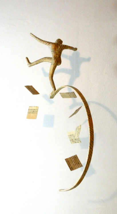 Pluie de papiers, 45x40cm, papier, métal, 2026